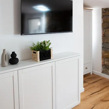 Pensionat Stevoski - Modern Comfort In A Historic Stone House